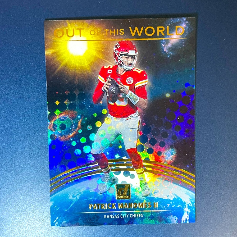 **π΄SOLDπ΄** Patrick Mahomes Out of this World Cosmic 2021 Panini Donruss Chiefs - Picture 1 of 2